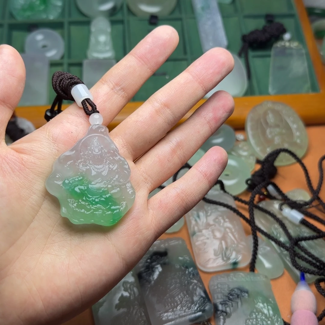 翡翠未镶嵌颈饰黄财