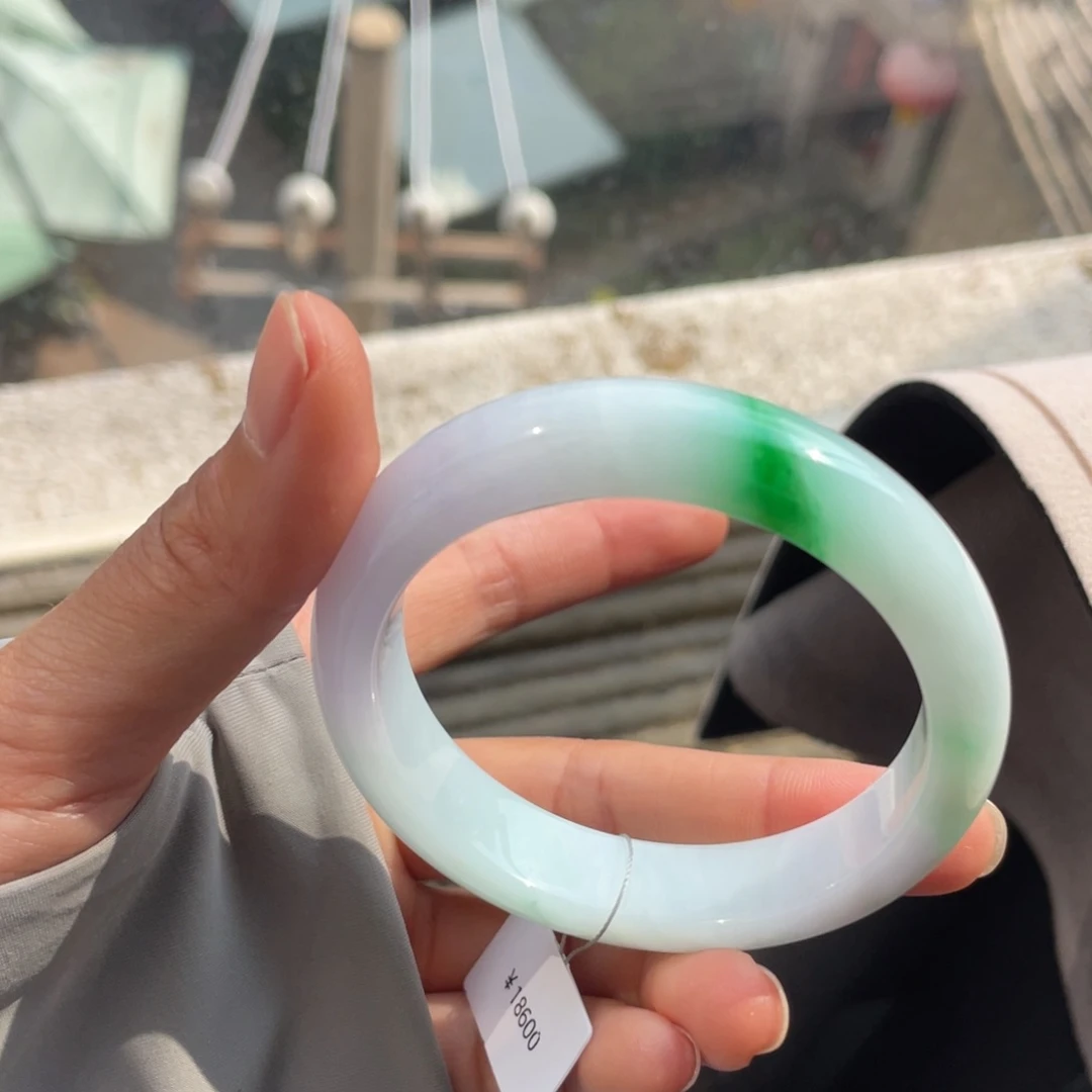 翡翠手镯未镶嵌春彩
