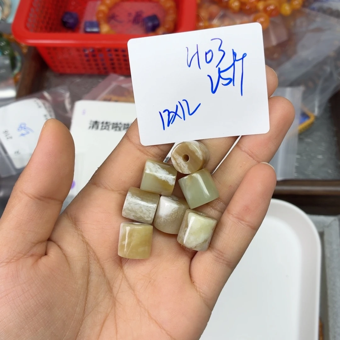 和田玉未镶嵌颈饰H03。一个