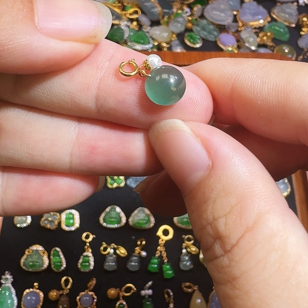 颈饰18K金镶嵌翡翠