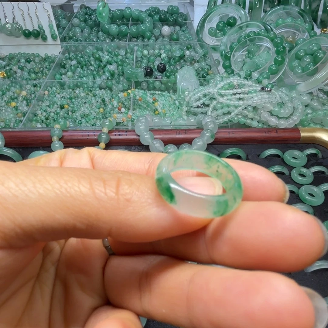 石英质玉（非洲翠）未镶嵌散珠冰飘花戒指