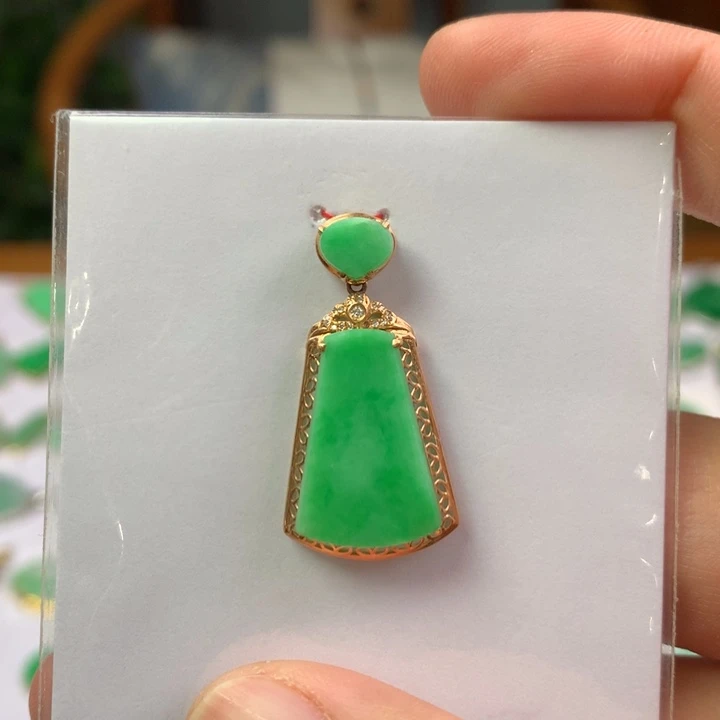 翡翠18K金镶嵌颈饰翡翠吊坠