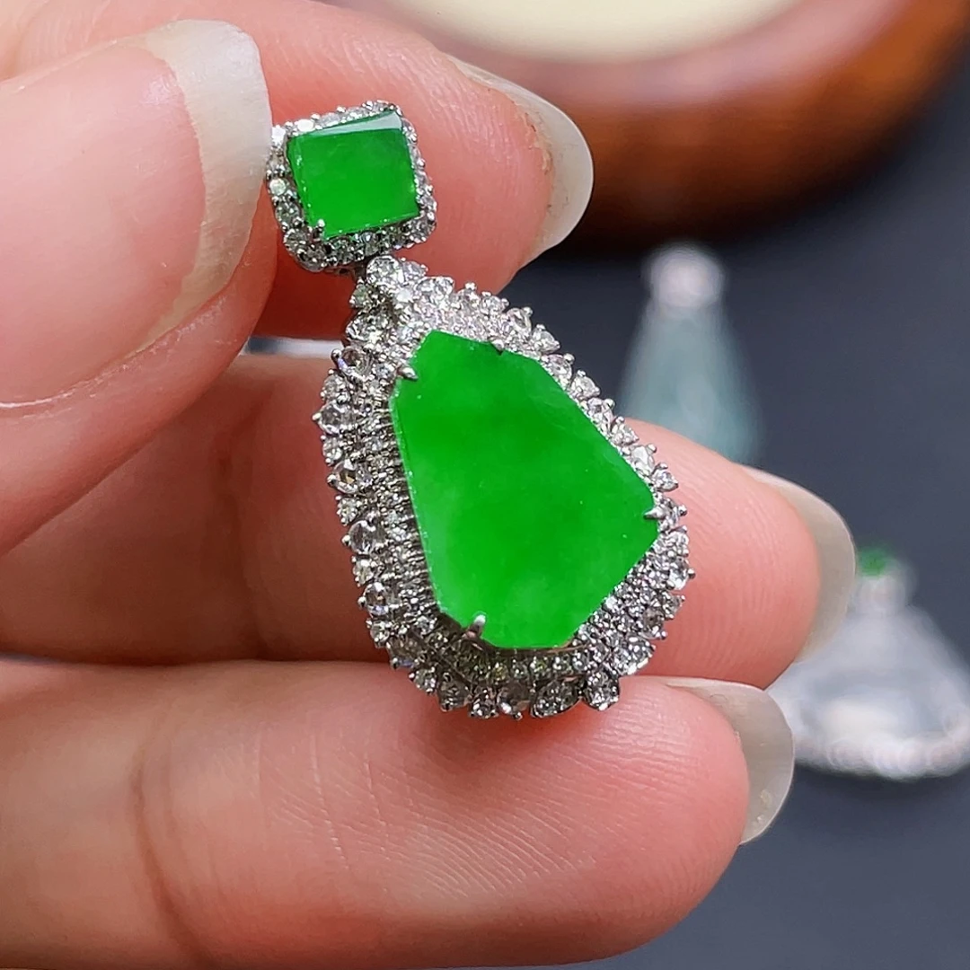 翡翠18K金镶嵌颈饰绿无事牌