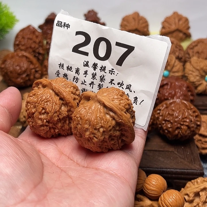 把件桃核血麒麟。边38。 207