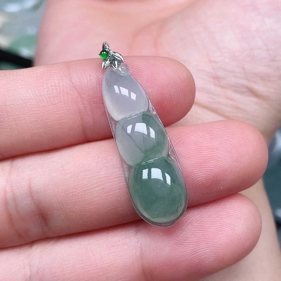 翡翠未镶嵌颈饰豆子