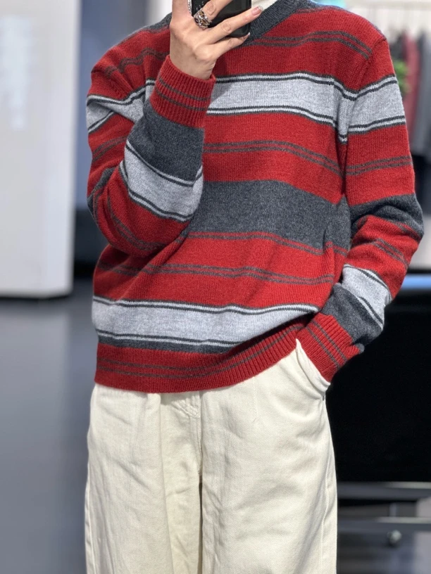 红色条纹套头毛衣