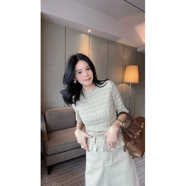 欧货设计感气质温度假风勾花圆领上衣搭配高腰包臀短裙套装夏季