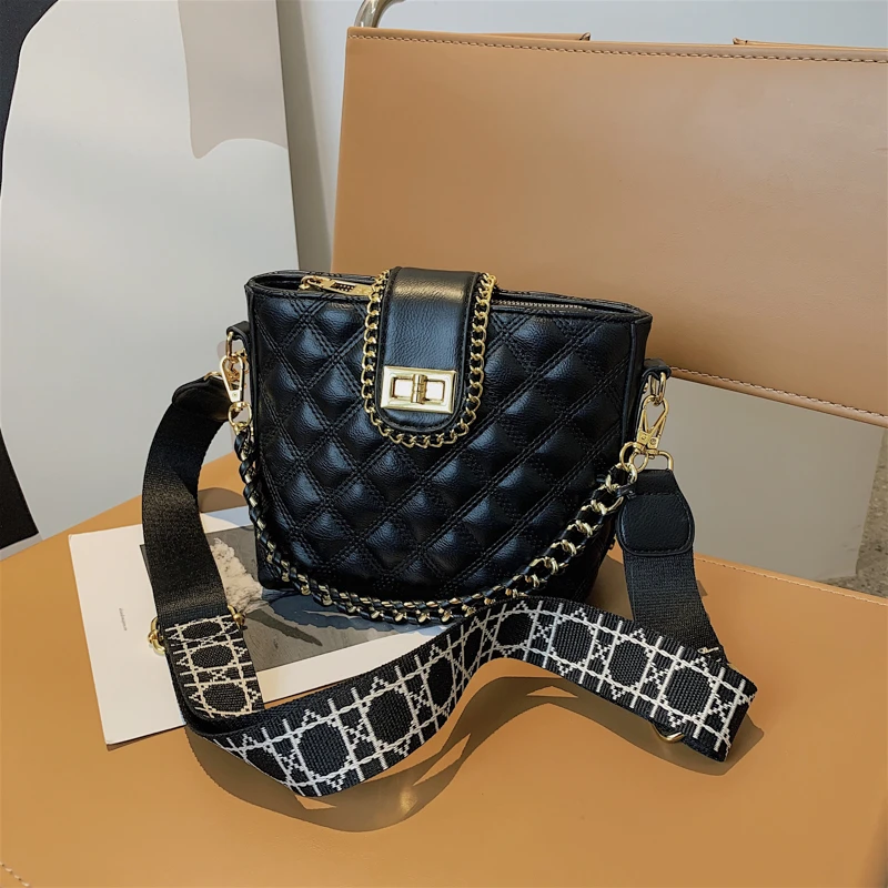 洋气水桶包耐磨多口袋款斜挎包小方包刺绣小包包肩包单肩