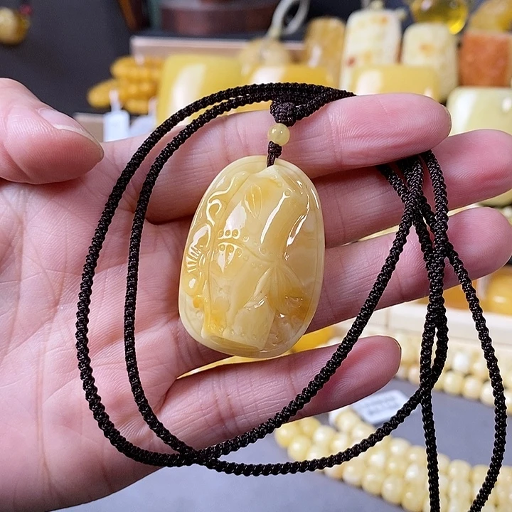 琥珀未镶嵌裸石雕刻件