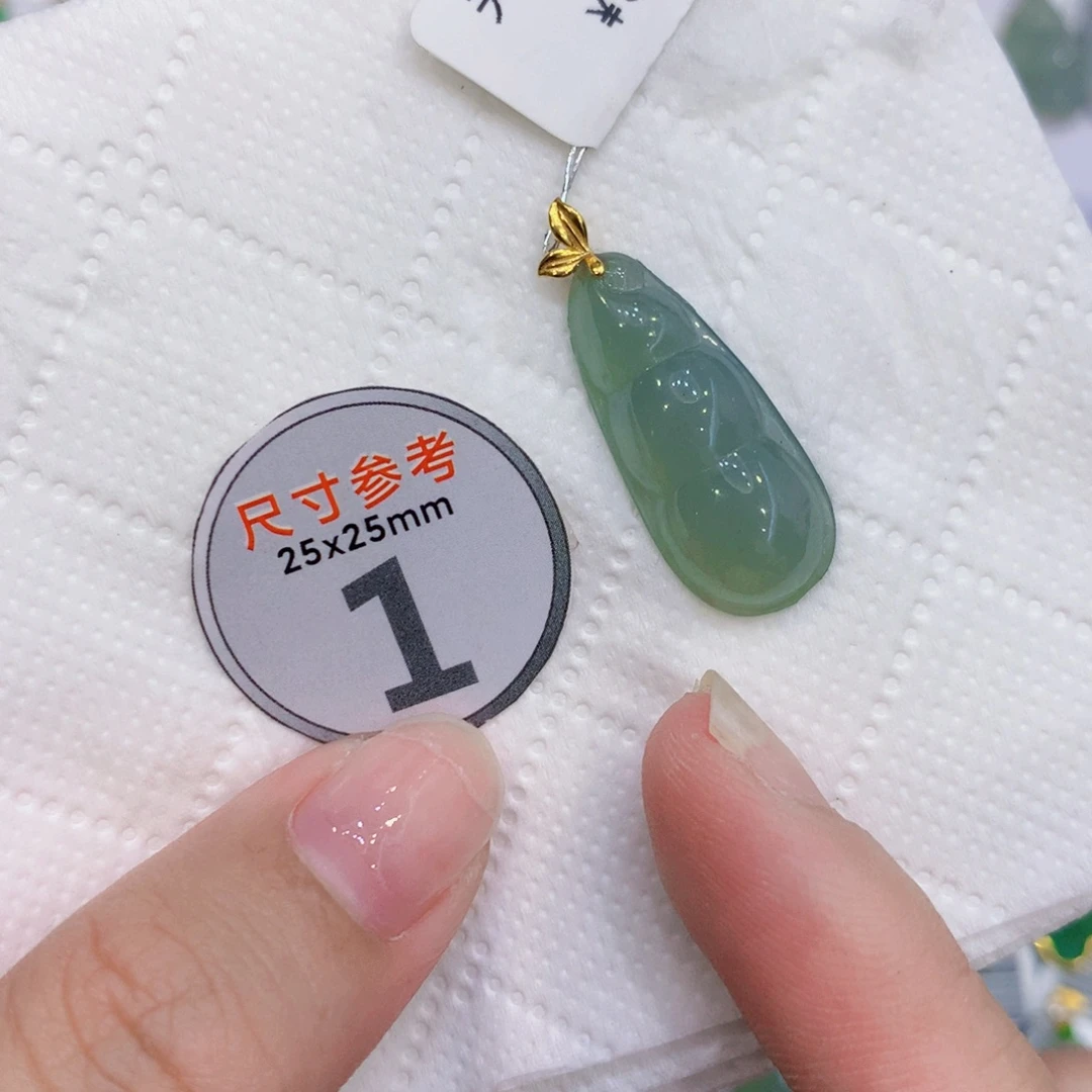 颈饰18K金镶嵌翡翠豆子