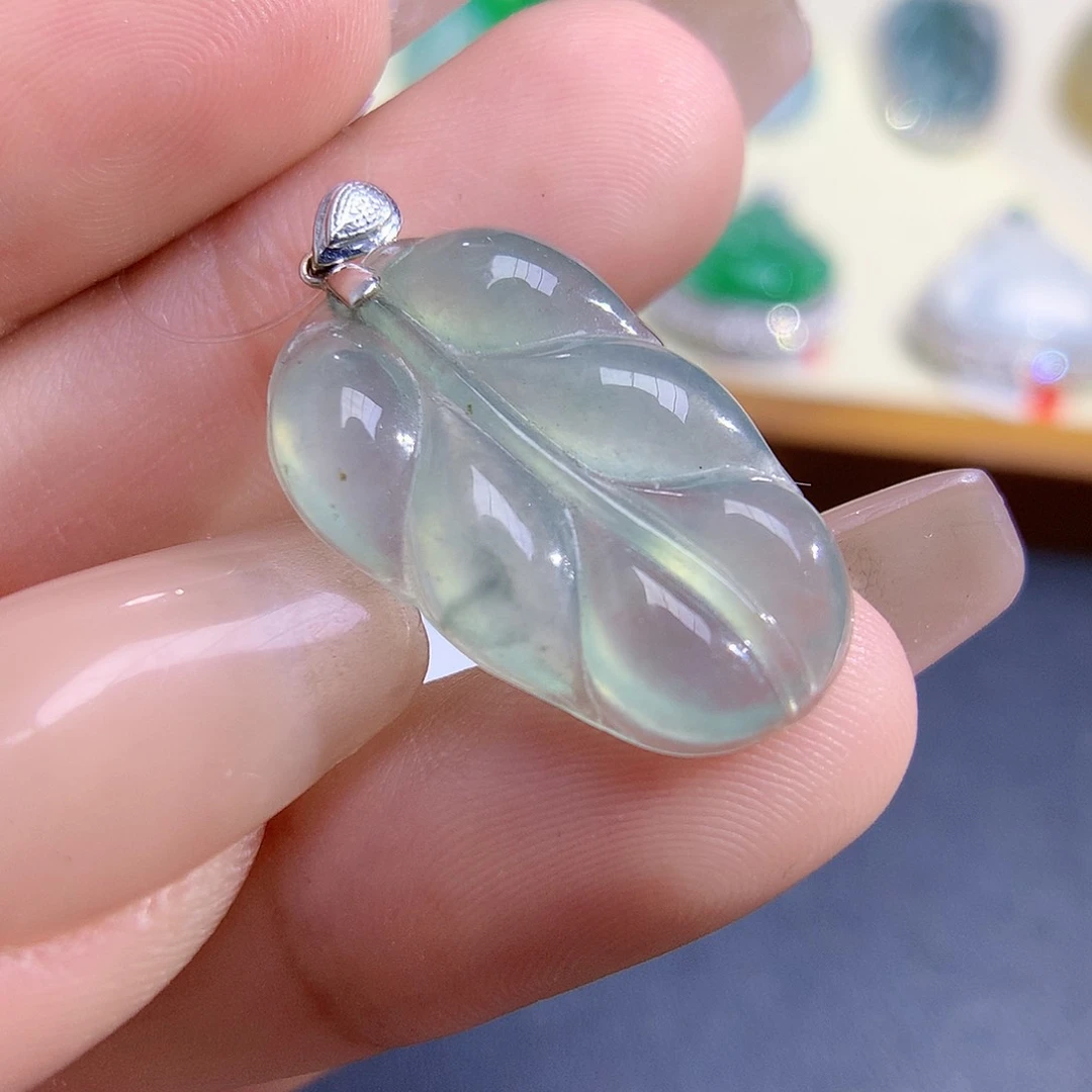 翡翠颈饰18K金镶嵌叶子