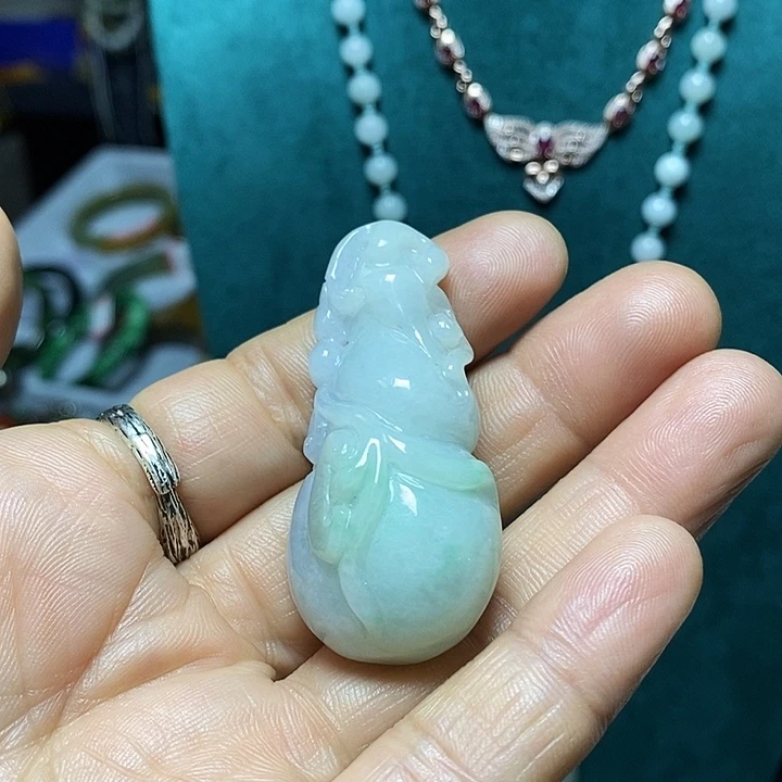 翡翠未镶嵌吊坠(赠链)