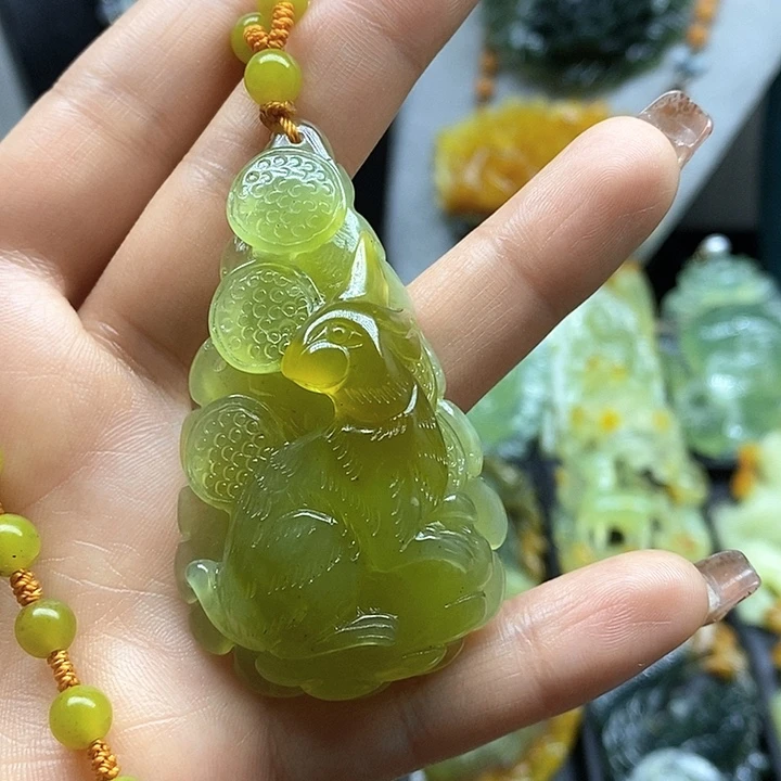 蛇纹石玉挂件未镶嵌