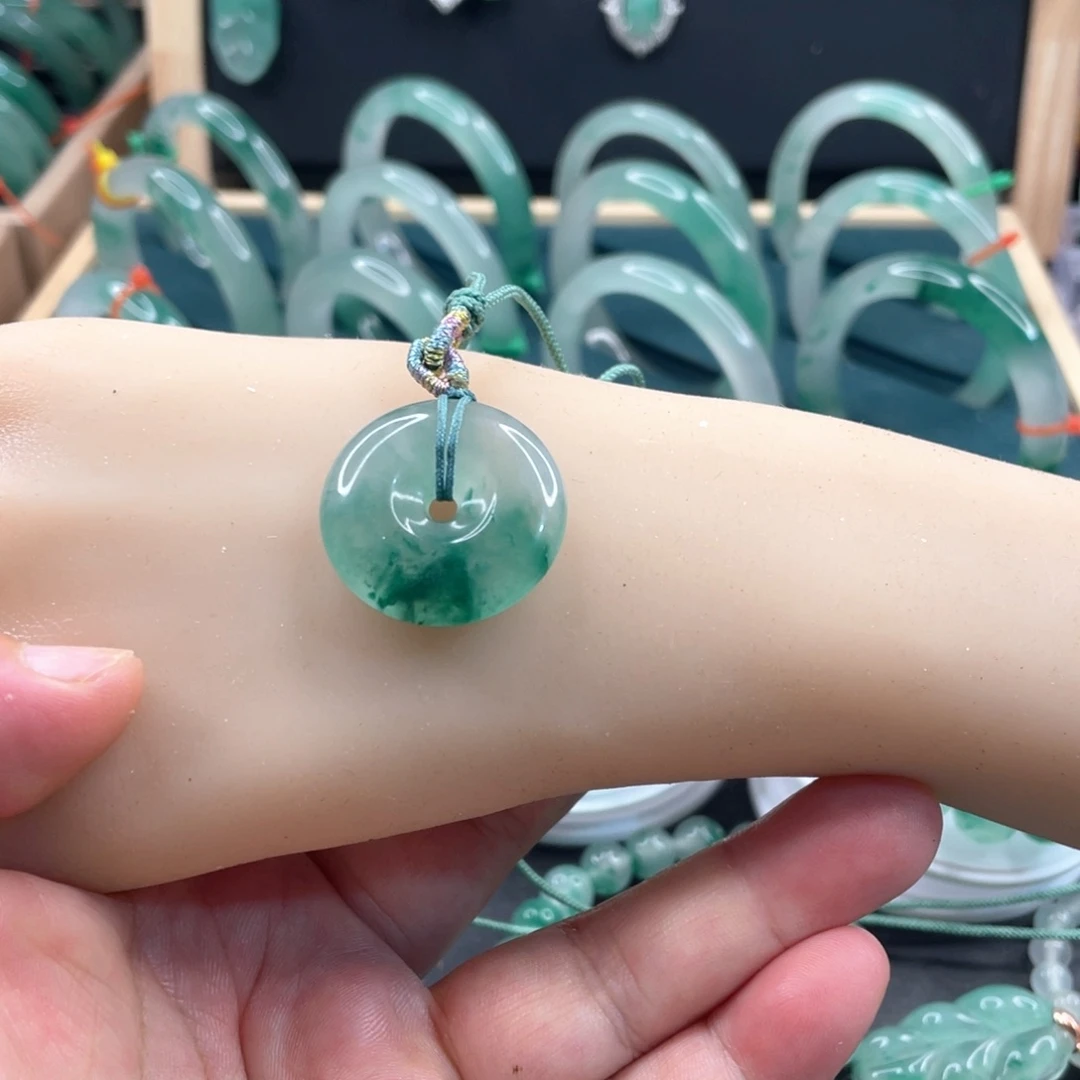 颈饰未镶嵌石英质玉