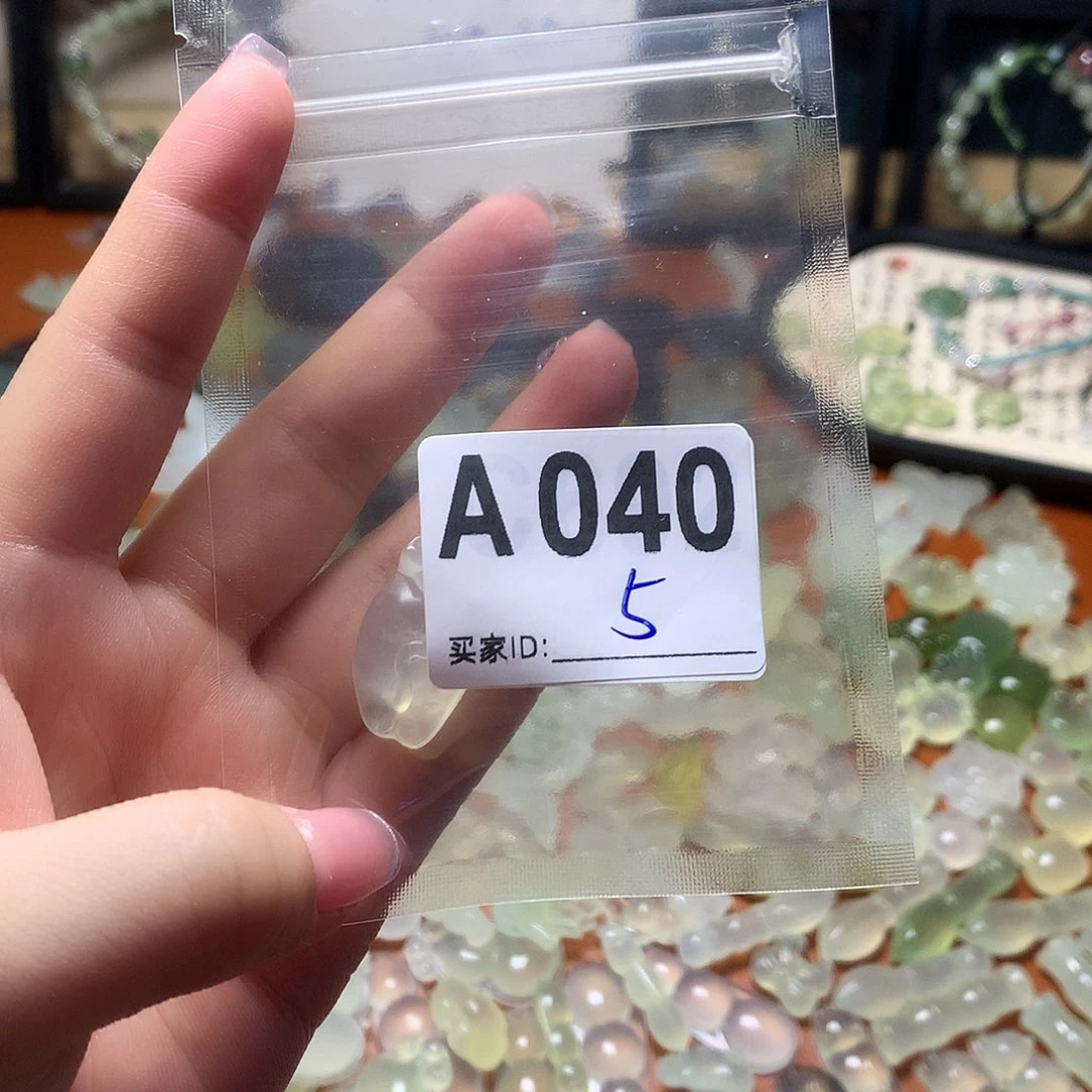 蛇纹石玉颈饰合金