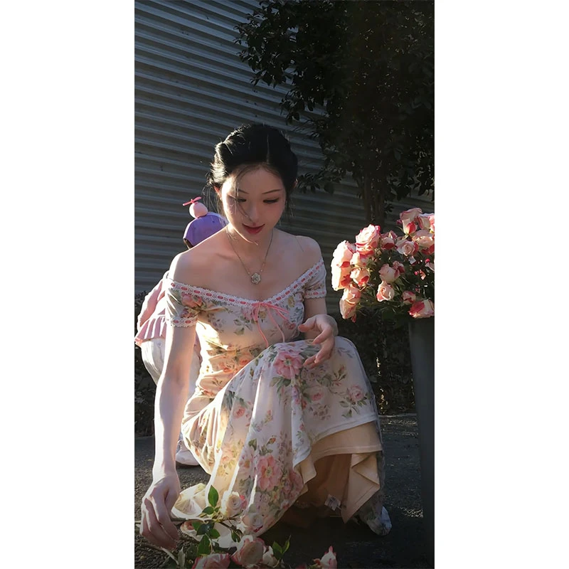 ins法式浪漫碎花V领连衣裙女2025夏季温柔气质修身收腰显瘦长裙