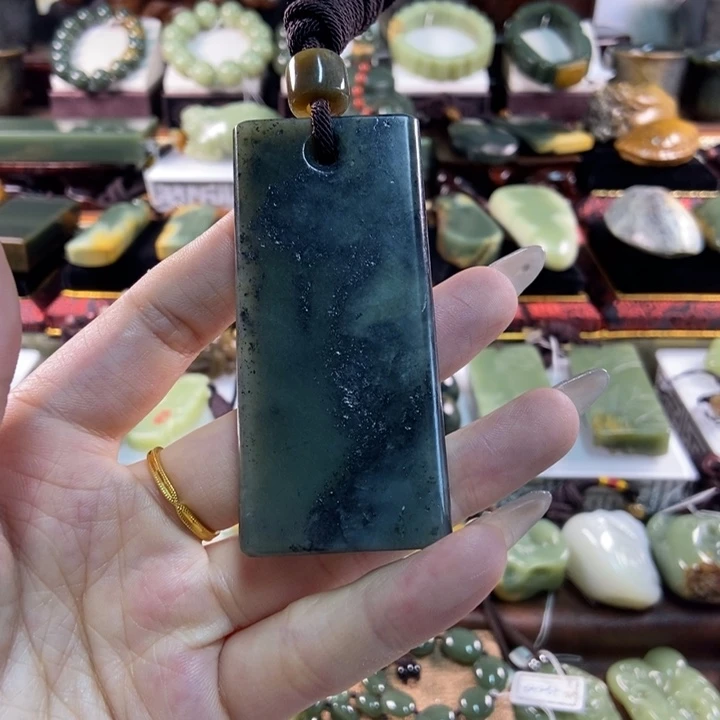 颈饰未镶嵌透闪石质玉