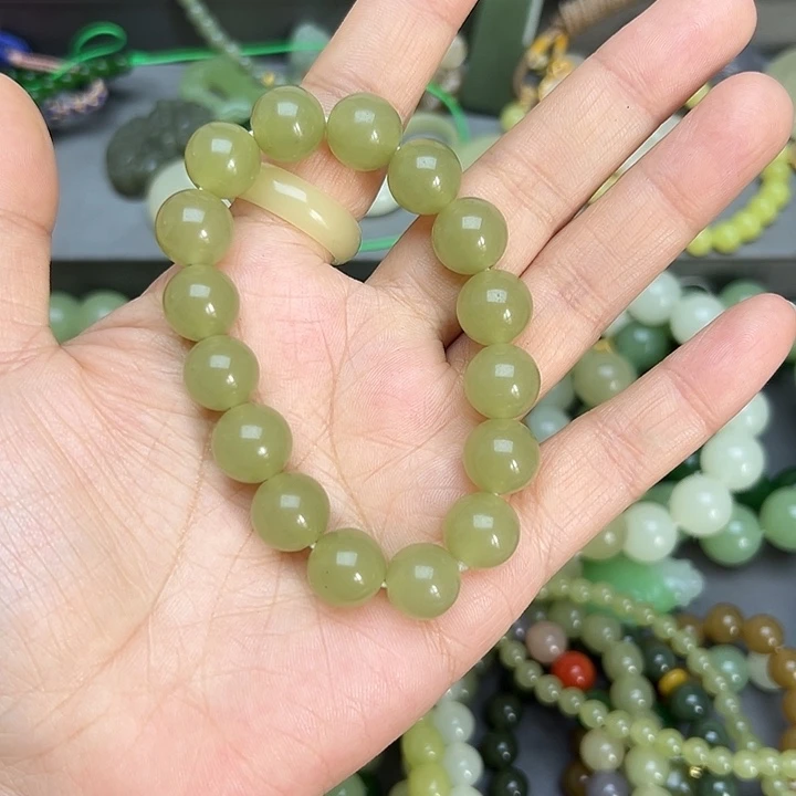 梅***子和田玉未镶嵌颈饰