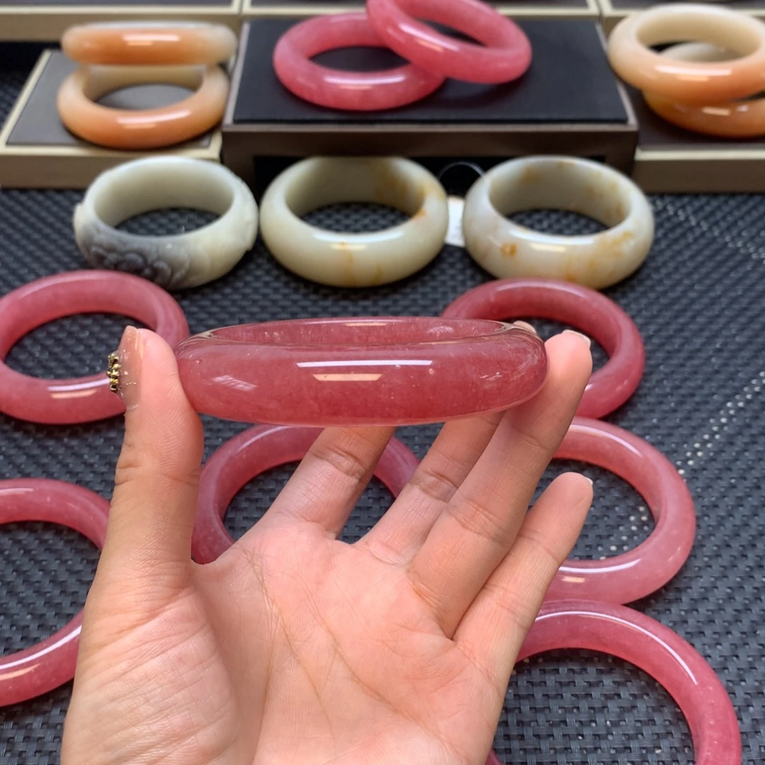 潇***雨石英岩玉合金手镯