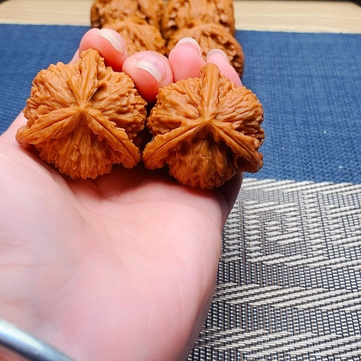 未***央文玩核桃吊坠三棱