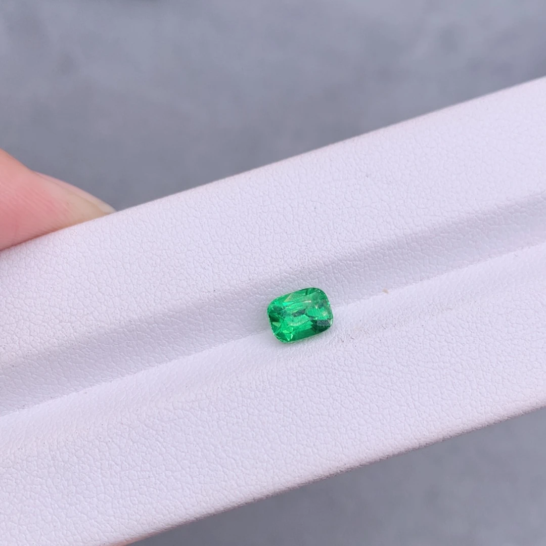 裸石未镶嵌石榴石（沙弗莱）1.17克拉