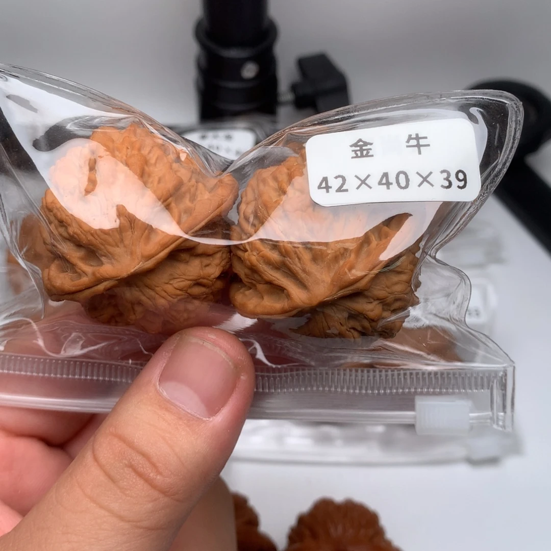 文玩核桃吊坠金牛