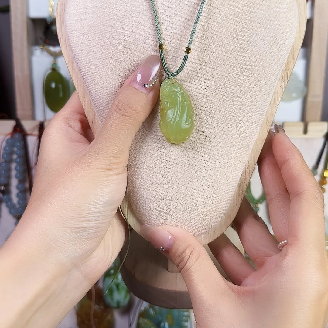 蛇纹石玉未镶嵌颈饰