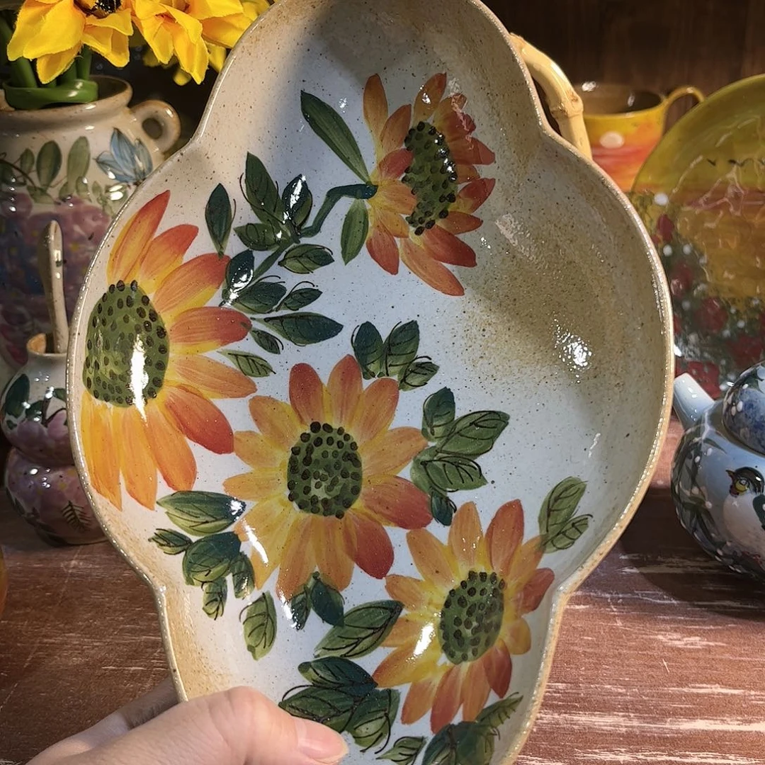 壶在下楼梯下了下面就