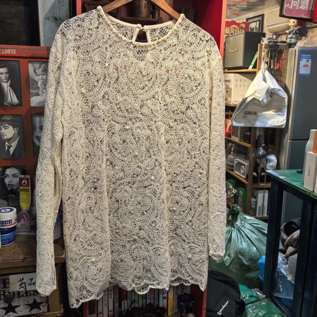 断码特价，小众设计感圆领镂空蕾丝长袖宽松显瘦打底衫