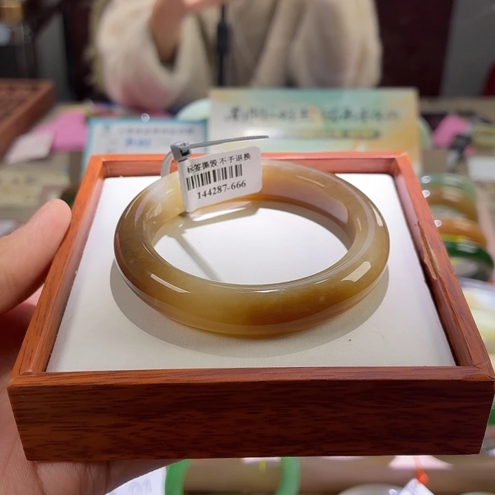 和田玉未镶嵌手镯58。 53