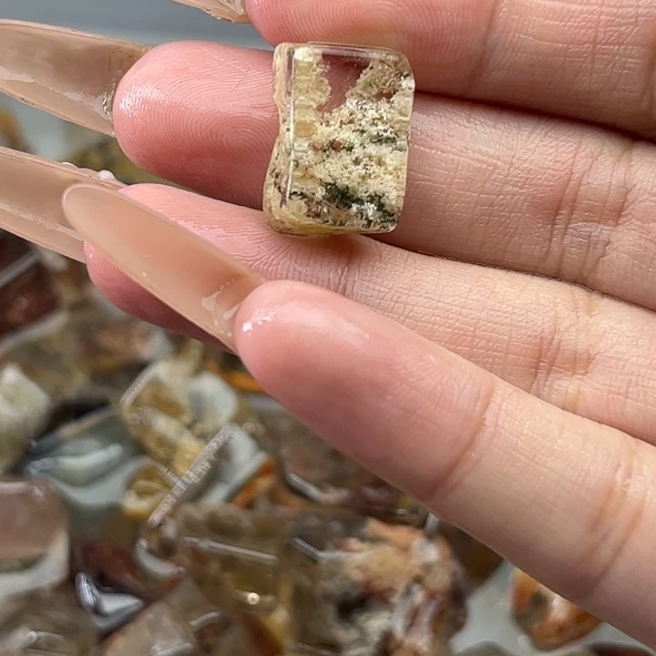 未镶嵌吊坠(赠链)水晶洛**?