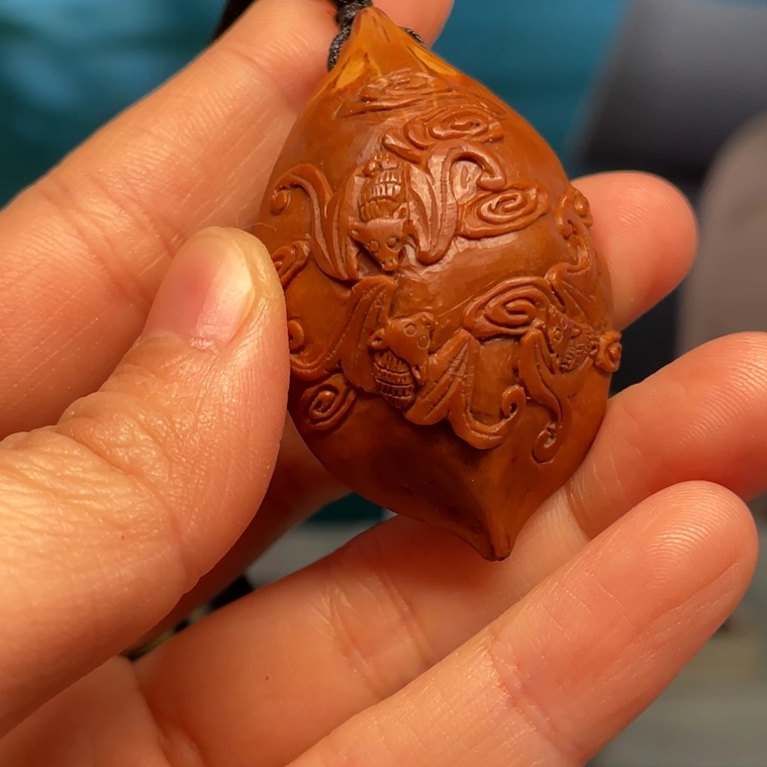 橄榄核浮云绵延核雕作品