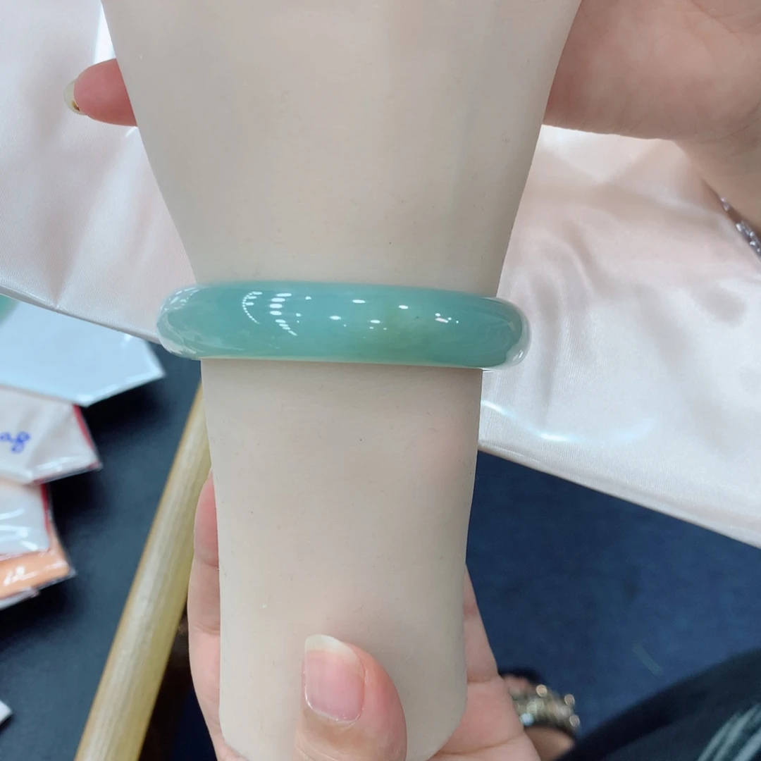 小***子翡翠未镶嵌手镯48小时