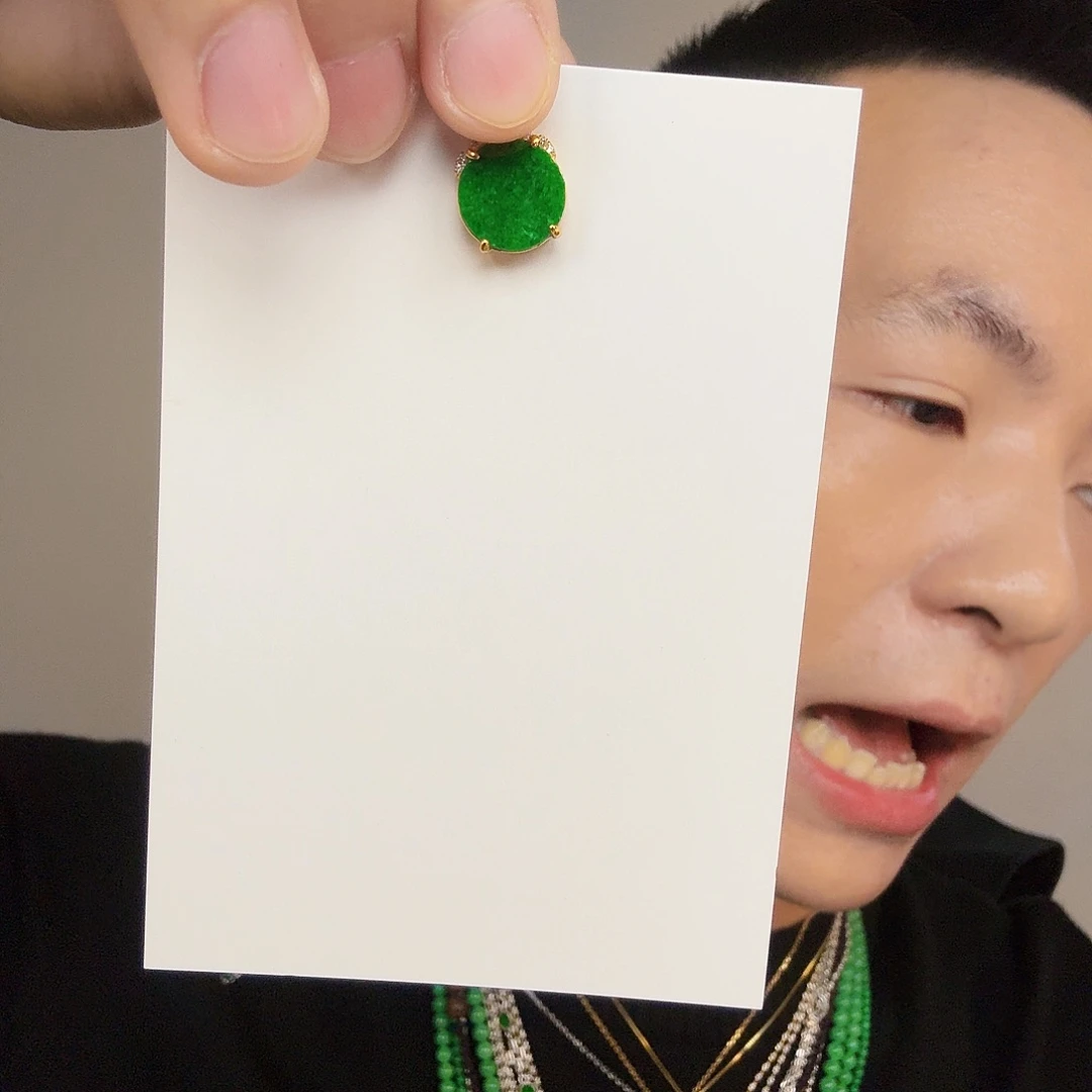 翡翠未镶嵌颈饰一件