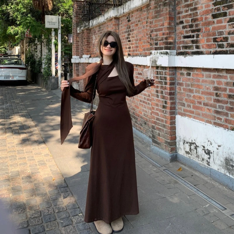 大码气质温柔设计感收腰显瘦纯色长袖连衣裙秋高级感修身内搭长裙