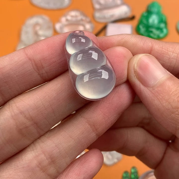 翡翠挂件未镶嵌…..