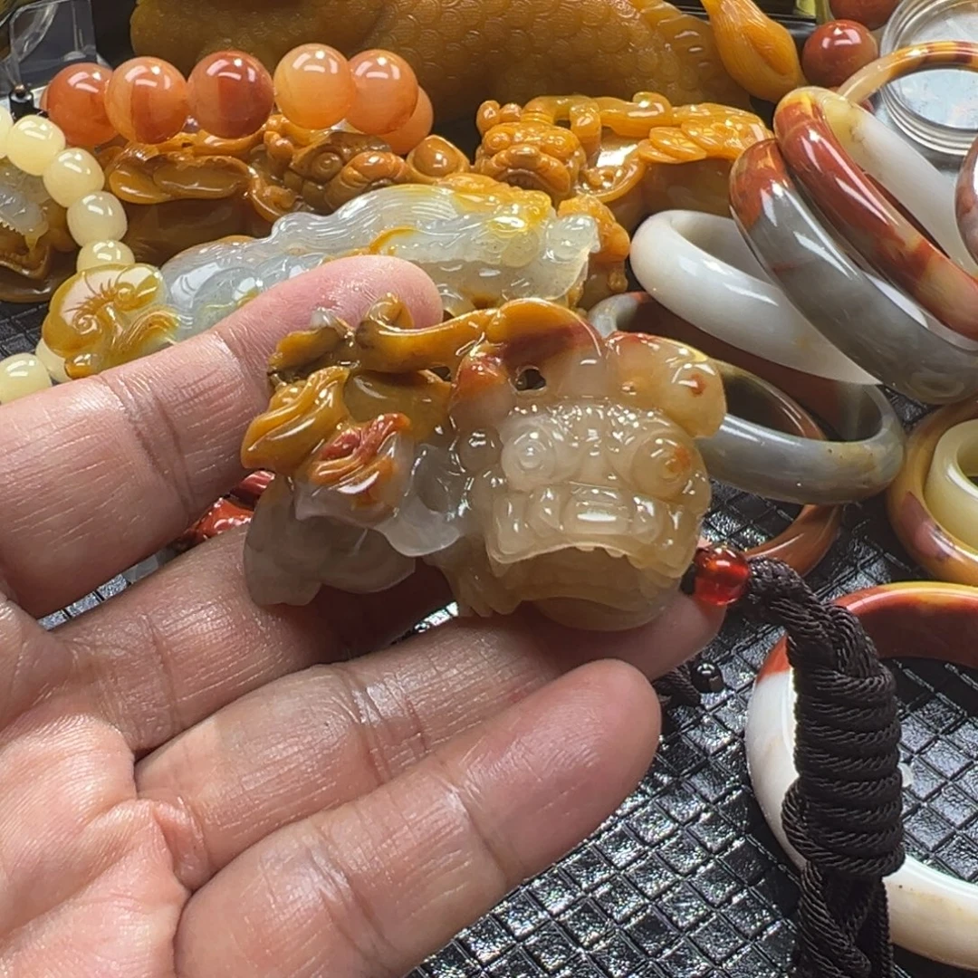 石英质玉未镶嵌颈饰