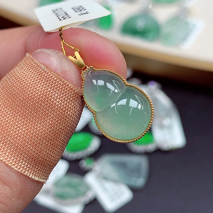 翡翠18K金镶嵌颈饰