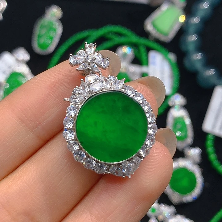 翡翠颈饰未镶嵌翡翠