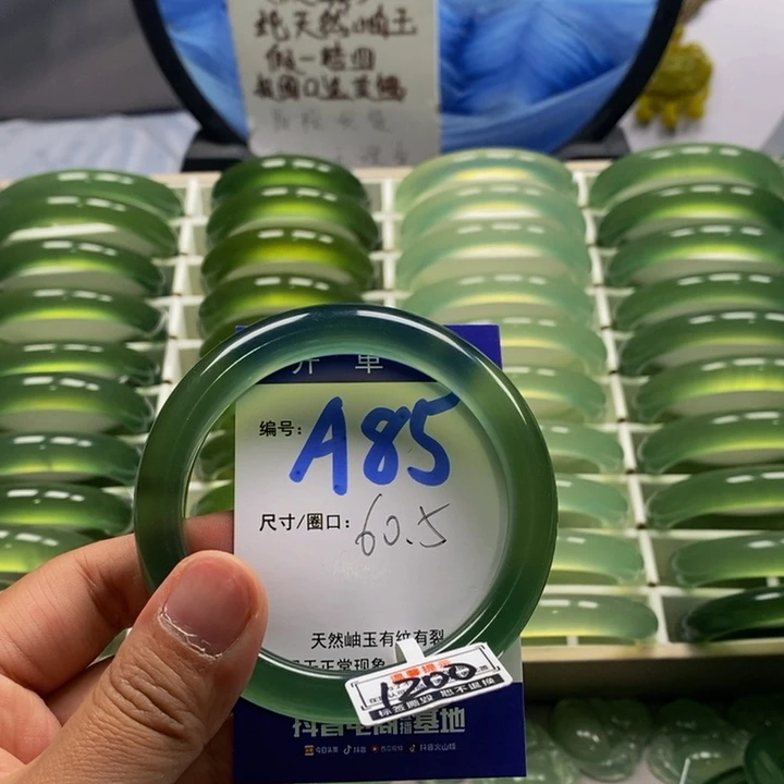 I***K蛇纹石玉未镶嵌手镯
