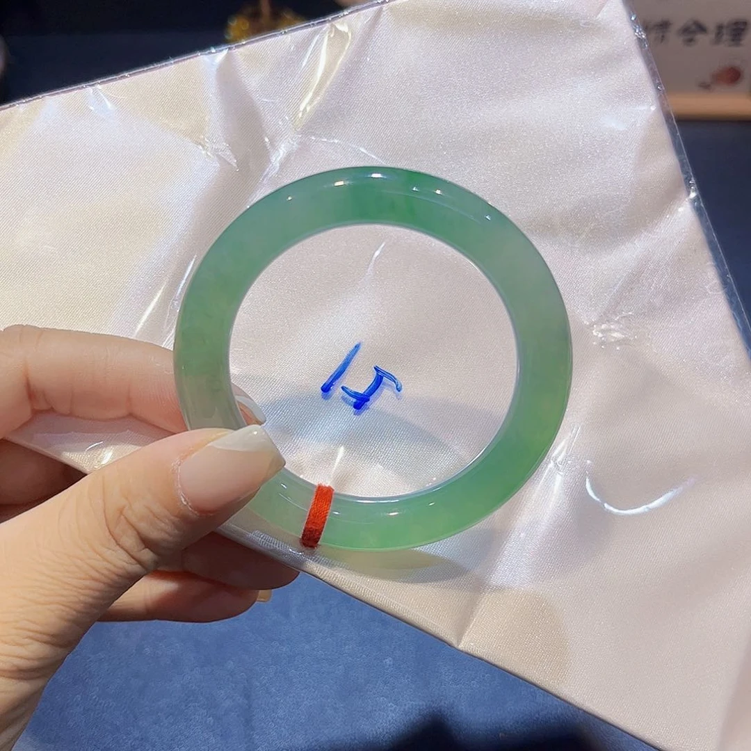 翡翠手镯未镶嵌翡翠手镯