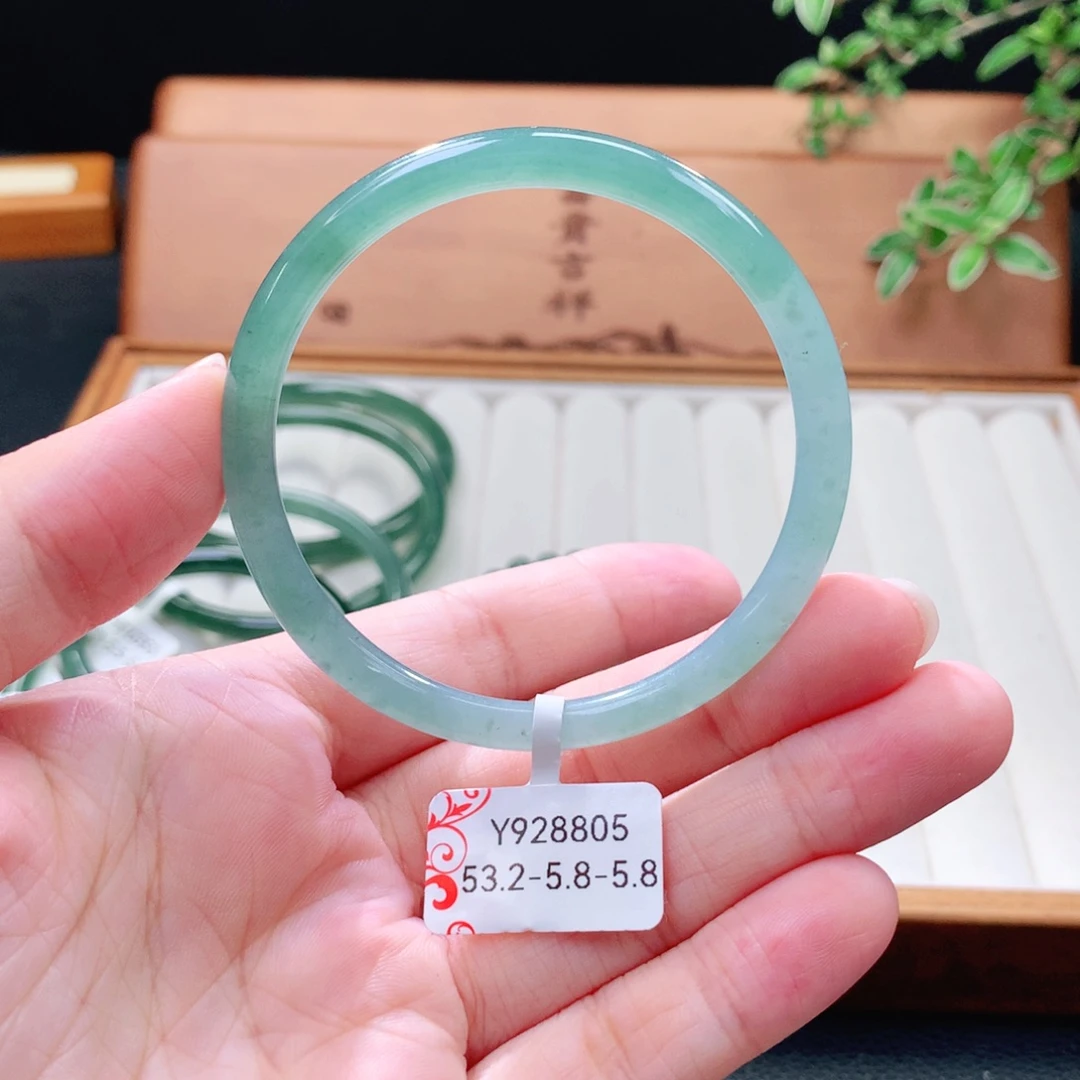 翡翠未镶嵌手镯（圆镯）