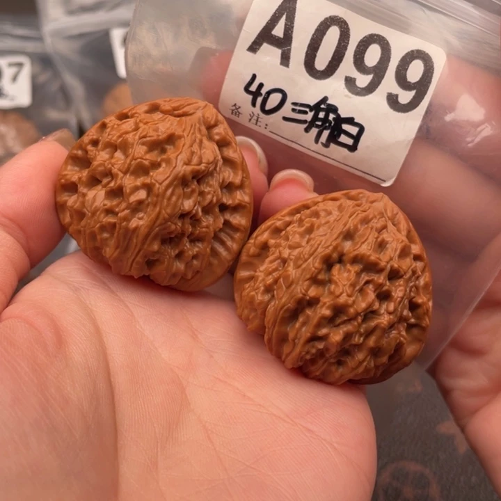 40三角白文玩核桃桃