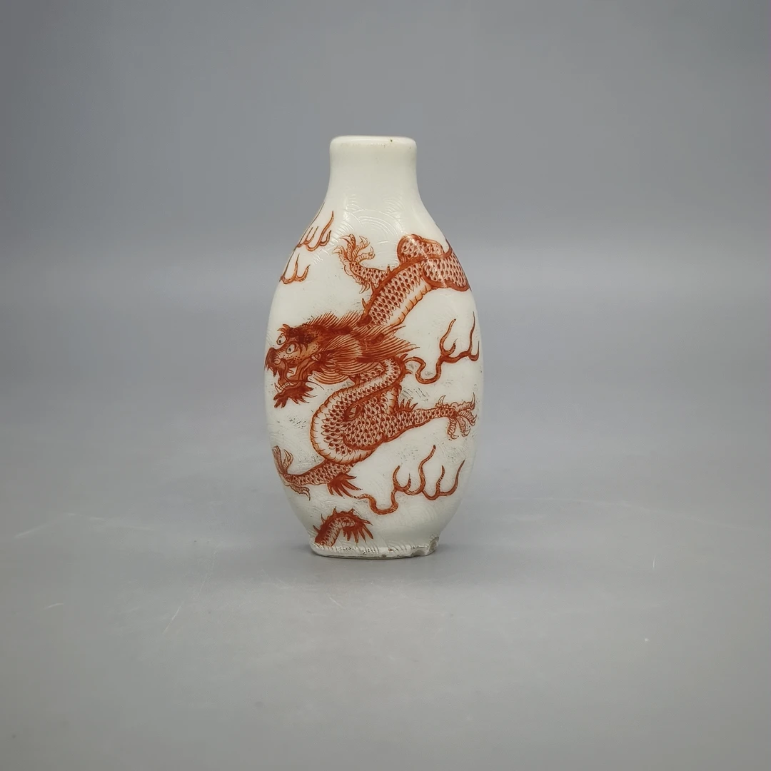 42501118*晚清白地轧道矾红龙纹鼻烟壶/瓷器四/江苏省文物总店