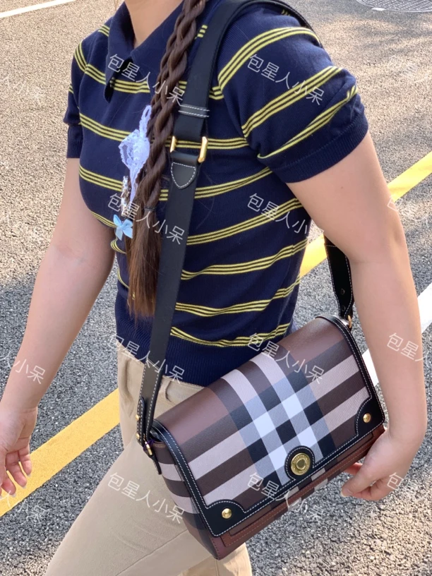 95新 BURBERRY/博柏利 棕色格纹斜挎邮差包