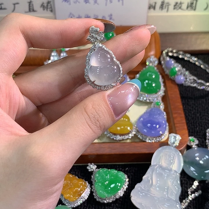 颈饰18K金镶嵌翡翠