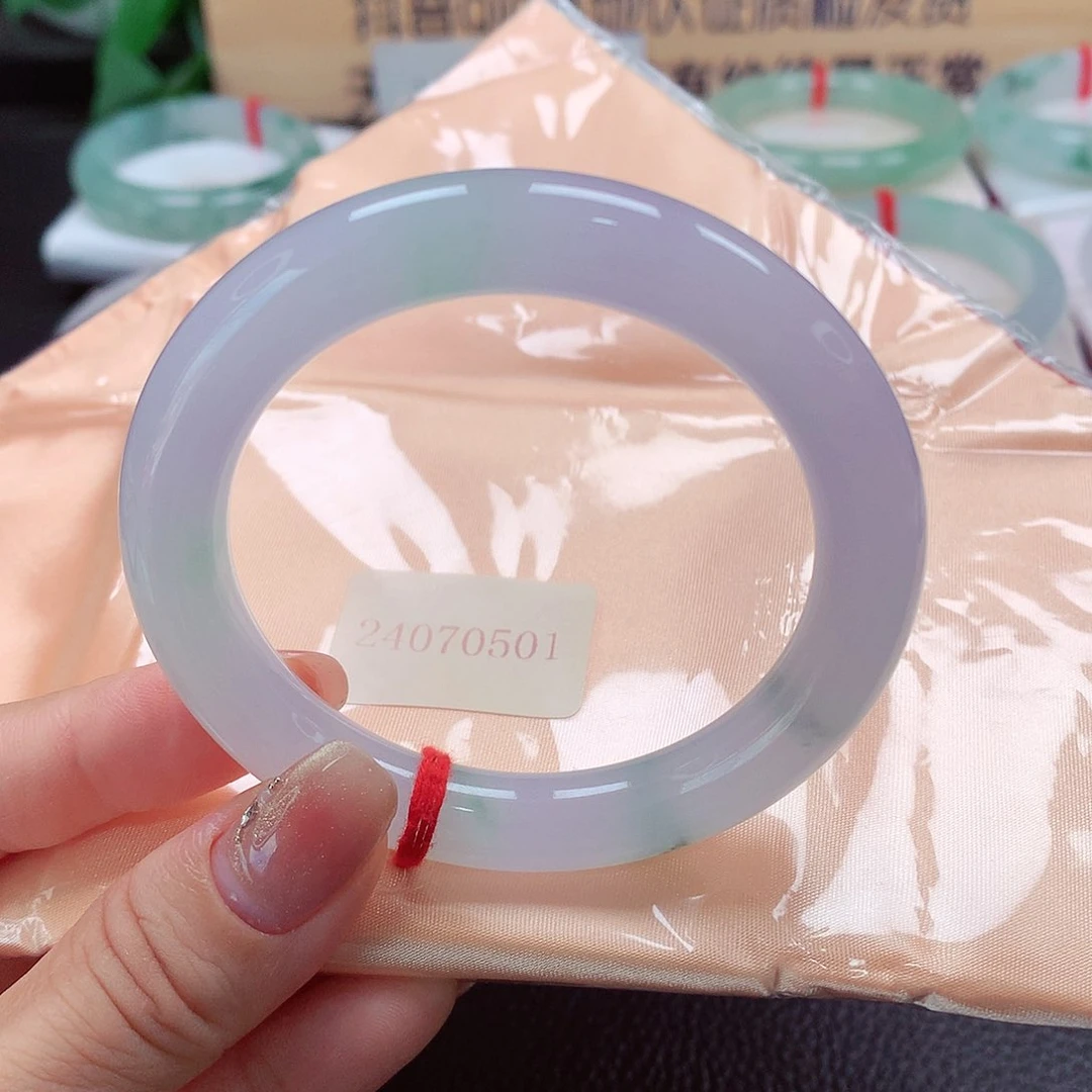 未镶嵌手镯（圆镯）翡翠天然a货翡翠
