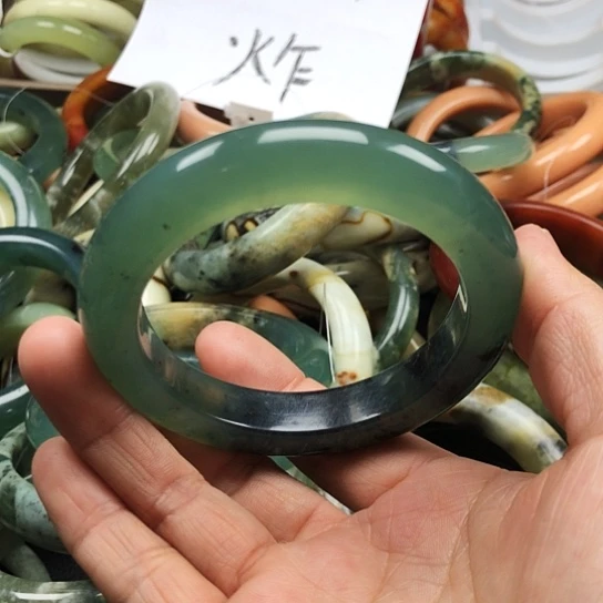 蛇纹石玉手镯未镶嵌青**染