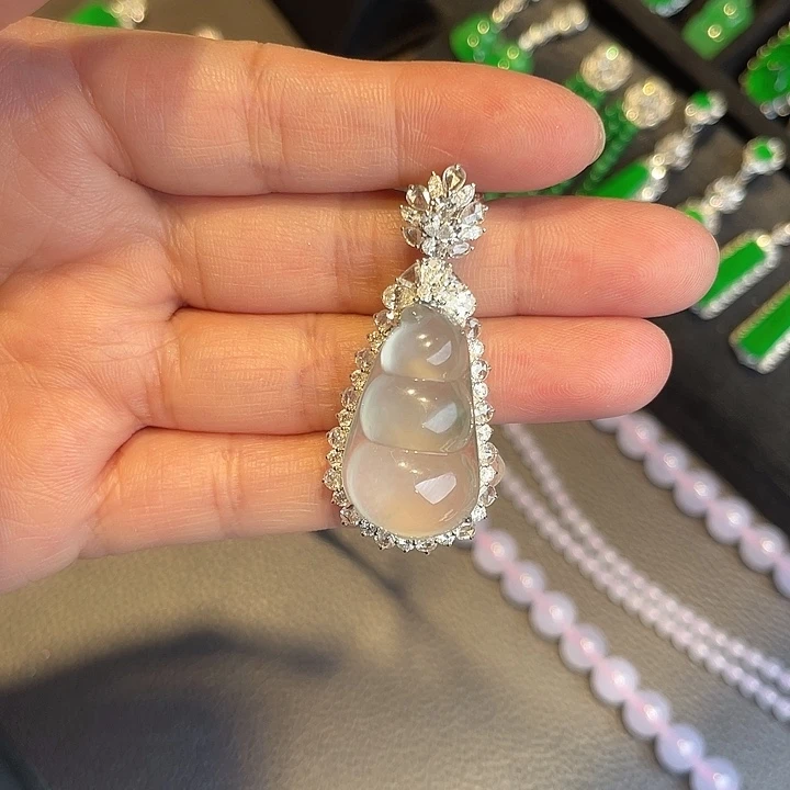 翡翠挂件18K金镶嵌大胖豆