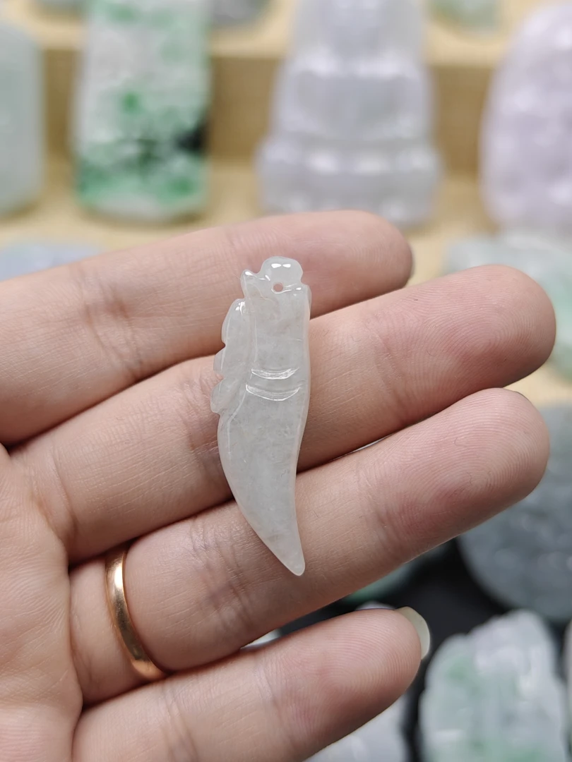纯天然A货翡翠龙牙吊坠